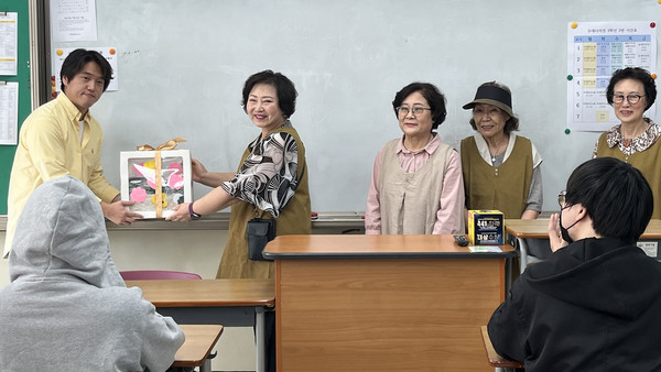 경기영상과학고 3학년에 키링을 전달하는 사랑 한 땀, 뜨개봉사단.