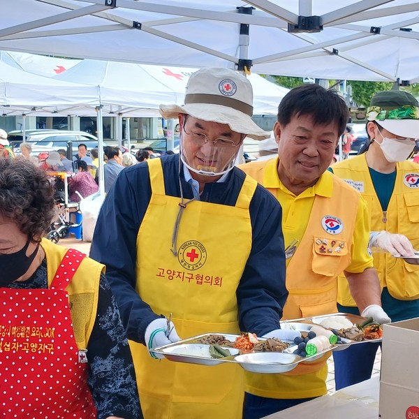 이동환 시장, 박진수 회장이 어르신들에게 식사를 대접하고 있다.