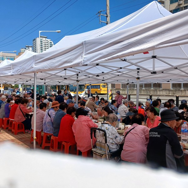  적십자 고양지구협이 마련한 한끼 나눔 행사에서 어르신들이 식사를 하고 있다.