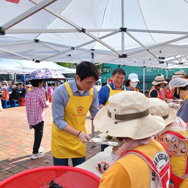 한준호 국회의원, 명재성 도의원도 식판을 나르고 있다.
