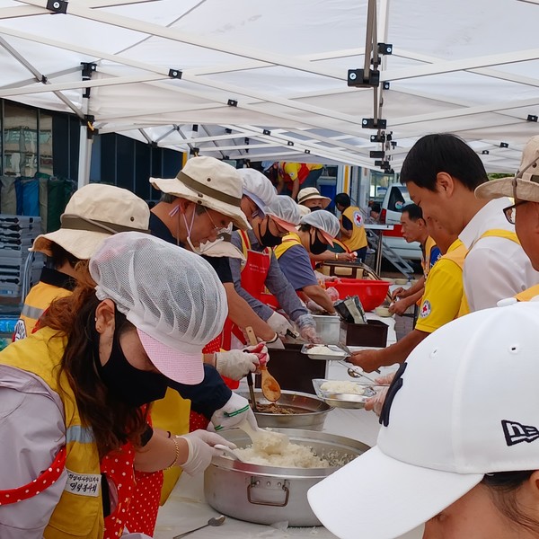 식판에 음식 담기.