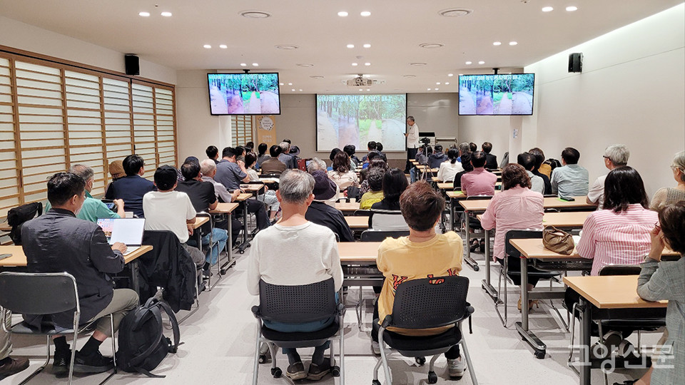 건강넷·고양신문·사과나무의료재단이 ‘맨발로 걷자, 제대로 걷자’를 주제로 23일 주최한 ‘몸과 마음을 돌보는 월요시민강좌’ 참석자들이 유용우 한의사의 강의를 듣고 있다.