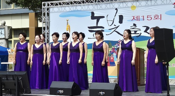 고양동 높빛축제에서 높빛여성합창단의 공연.