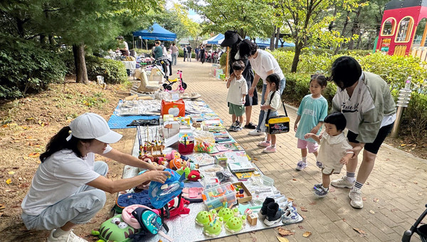 주민들이 장터에서 물건을 고르고 있다.