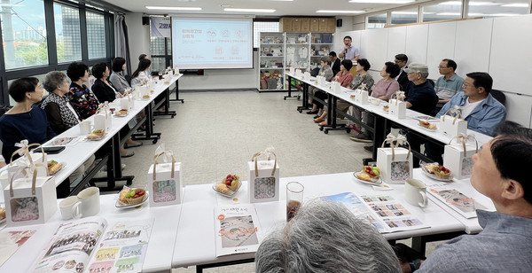 많은 어르신이 후원회에 가입했다.