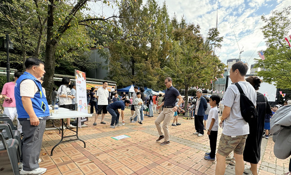 주민들이 제기차기를 즐기고 있다.
