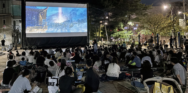 풍산동 단풍골 영화제에서 '쿵푸팬더3'가 상영되고 있다.