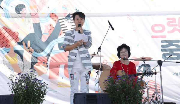  김창성 사회자가 오전 11시부터 진행된 공연의 사회를 보고 있다. 