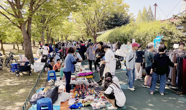 아나바다 장터는 주민들로 북적였다.