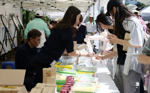 주민들이 중산1동이 준비한 프로그램을 즐기고 있다.