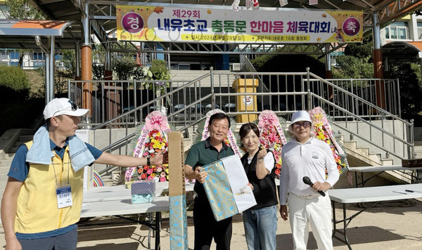 추첨으로 상품을 받은 동문이 기념사진을 찍고 있다.