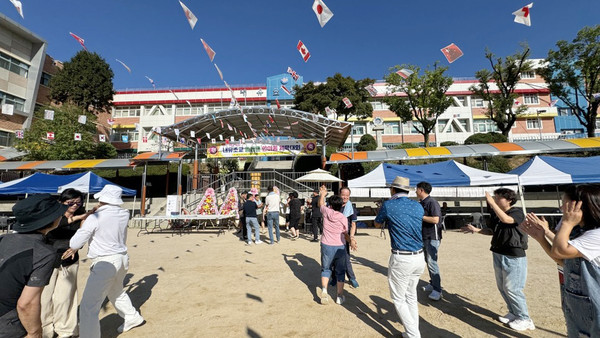 신나게 하루를 즐기는 내유초교 총동문들.