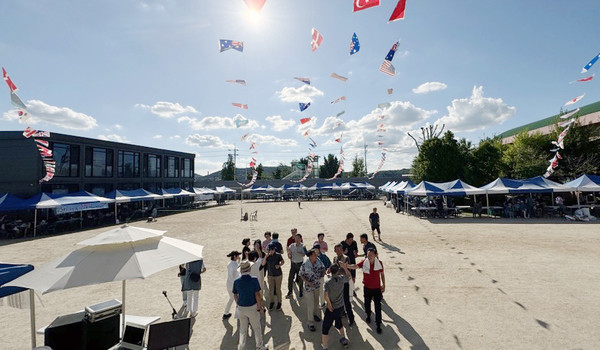  체육대회의 마지막 하이라이트인 장기자랑에 친구를 응원하는 동창들. 