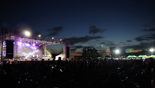 파란 노을을 머금은 '통일로 음악회'가 공릉천 문화체육공원에서 열렸다.