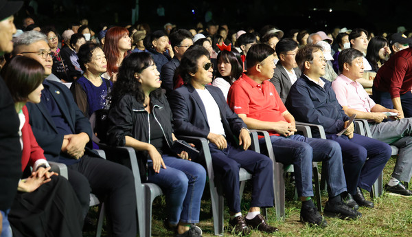많은 내빈이 참석해 통일로 음악회를 축하하고 경연을 즐겼다.