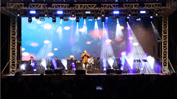 대상 수상자 이태현씨가 열창을 하고 있다.