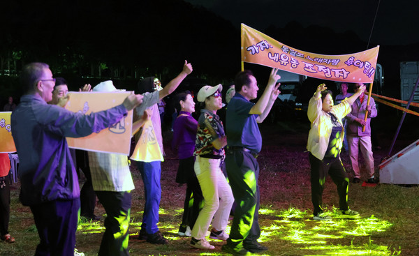 경연자들만큼이나 응원 나온 시민들의 퍼포먼스도 압권이었다.