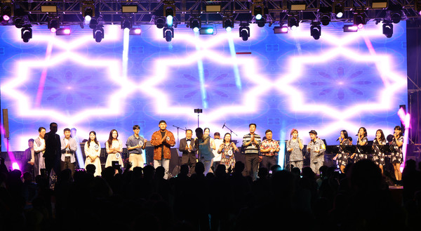  출연자들이 한자리에 모여 시민들에게 고마움을 전했다.