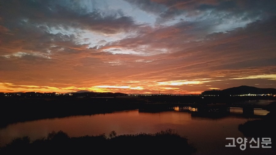 해질 무렵 공릉천 하구 둑방길을 걸으면 환상적인 노을을 만날 수 있다.  