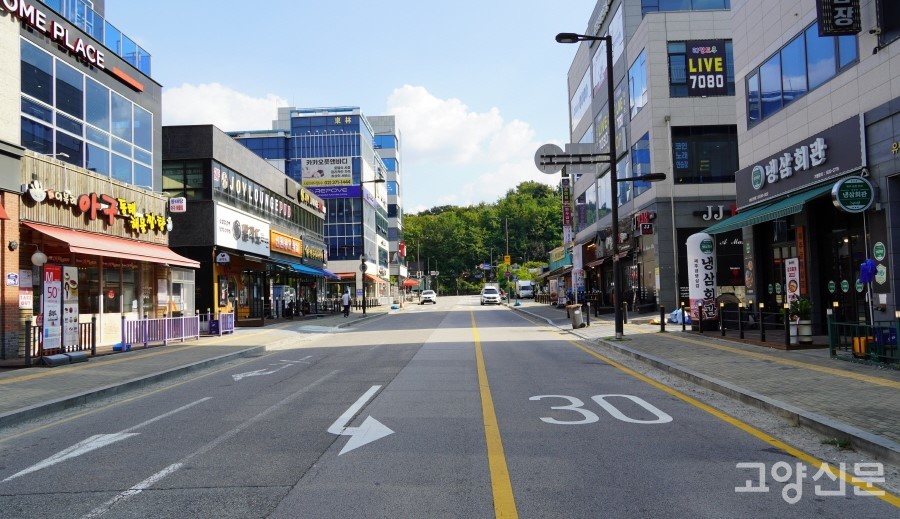 위 사진의 반대쪽에서 본 모습. "하루종일 차량 통행이 적어 1개 차선 주차를 허용해도 통행에 전혀 무리가 없다"는 게 입주자회 측의 주장이다. 