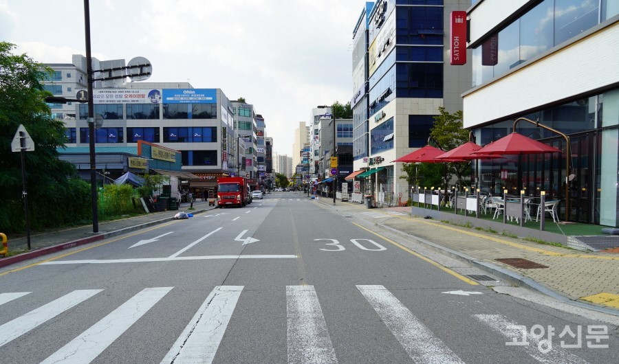 신원동상업지역입주자회가 주차 허용을 요구하고 있는 도로. 사진 오른쪽 가장자리 차선을 주차가 허용되는 '백색차선'으로 변경해달라는 요구다. 