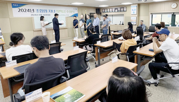 장학금전달식에서 증서를 전달하는 심은보 조합장.