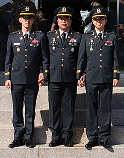 (왼쪽부터) 이준영 중사(아들), 이동균 부장,  이철균 준위(동생)가 나란히 섰다.