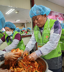 김장나눔에 참여한 이동균 부장. 