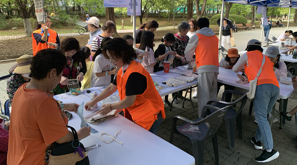 현수막 파우치 만들기 체험 참여하는 시민들.