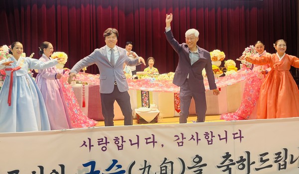 기로연에 참석한 신현철 시의회 부의장과 김영남 일산동구청장이 흥겨운 춤사위로 축하를 전하고 있다. 
