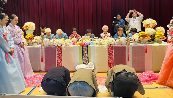 팔순 미수 구순을 맞이한 어르신들에게 고양시의회 문화복지위 의원들과 심홍순 경기도의원이 헌주와 삼배를 드리고 있다. 