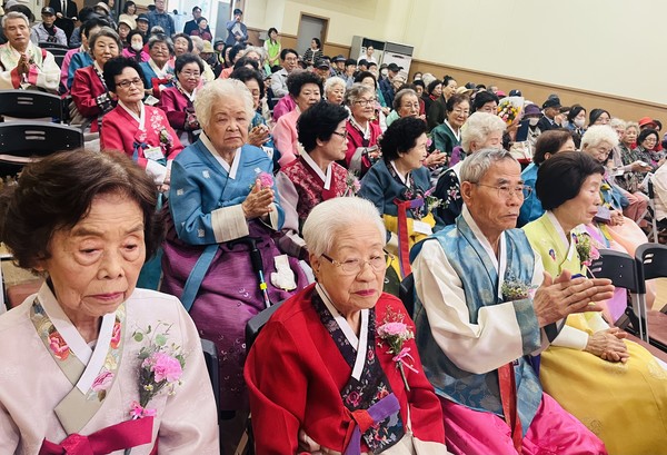 일산지역의 팔순 미수 구순을 맞이한 어르신 80여 명이 행사에 함께 했다. 