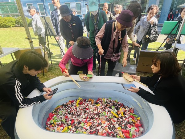 일산노인복지관 야외에서 진행된 간식건지기와 전통놀이. 