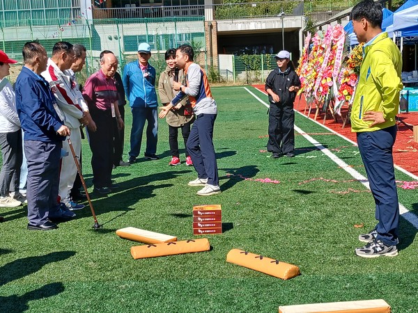 총동문회 고문단, 역대 총동문회장 등이 윳놀이를 하고 있다.