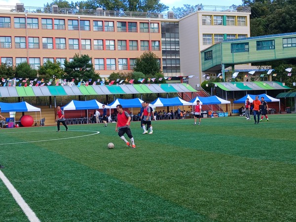 축구경기를 펼치고 있는 동문들.