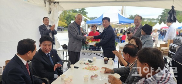 이영휘 (사)농기협 중앙회장이 권흥주 경기도연합회 권흥주 회장에게 격려금을 전달하고 있다.