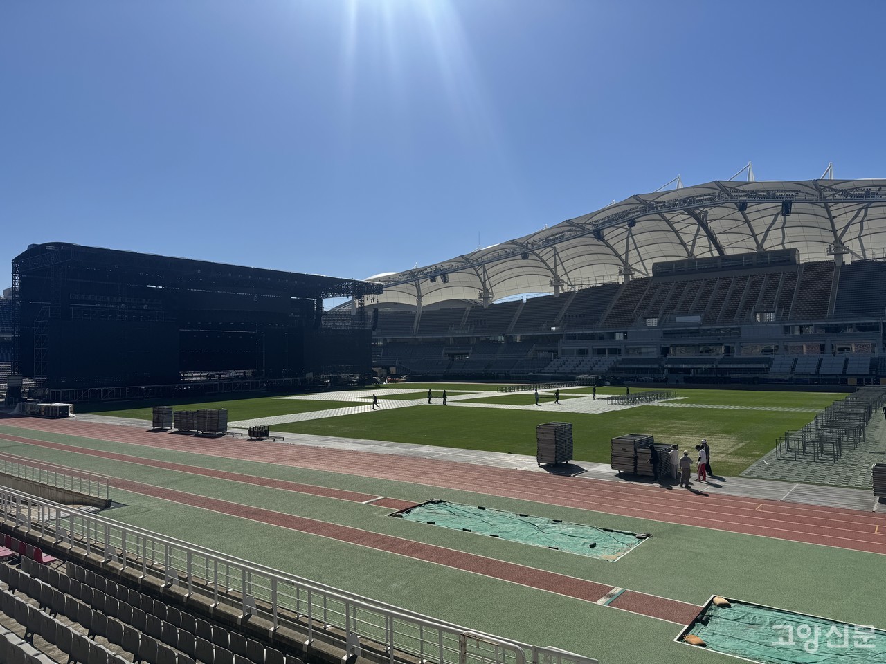 지난 8월 칸예 웨스트 공연에 이어 내년 4월 콜드플레이까지 공연을 펼칠 고양종합운동장 내부. 3만 명 이상 관객수용이 가능한 고양종합운동장은 대형 공연장으로서 위상이 높아져가고 있다.