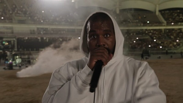 지난 8월 고양종합운동장에서 열린 리스닝 파티에서 2시간 30분간 라이브 공연을 펼쳐 큰 화제가 된 세계적인 힙합 아티스트 칸예웨스트. [출처: 칸예웨스트 유튜브]