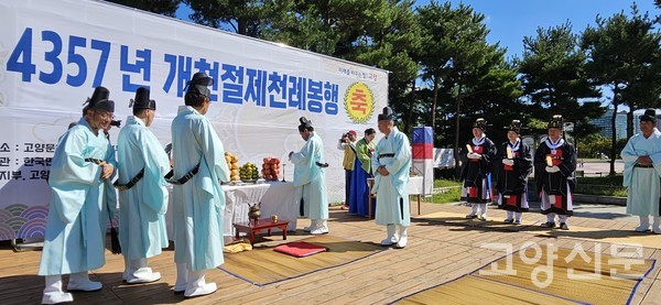 제천례 봉행을 위해 촛불을 밝히는 점촉의식을 진행하는 모습.