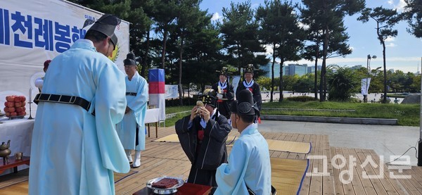 제천례 절차 중의 하나인 음복례를 진행하고 있는 서병하 초헌관.