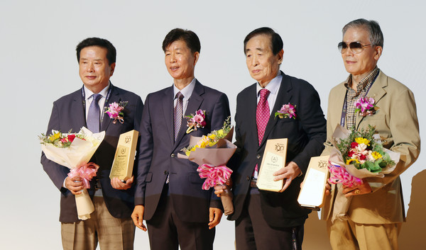 일산초교 역대회장들에게 표창장 전달식이 있었다.