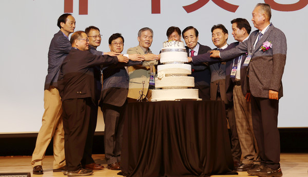  케이크 커팅식을 하는 역대동문회장과 김운남 고양특례시의회 의장.