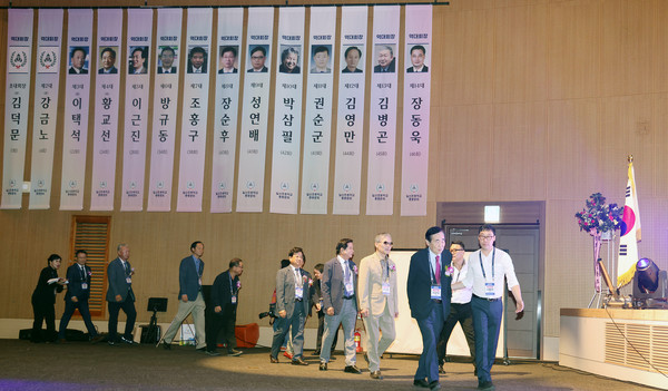 역대 일산초등학교 동문회장들이 후배동문들과 입장하고 있다.