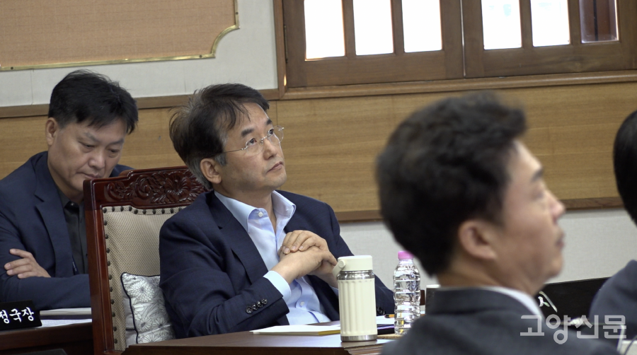 본회의에 참석한 이동환 고양시장.