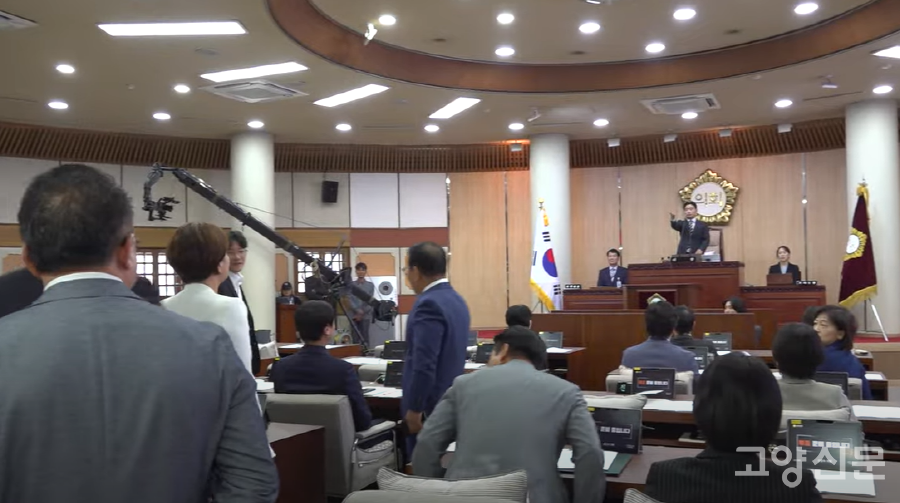 김운남 의장이 발언이 이어지는 동안 다수의 국민의힘 의원들이 항의를 표시하며 회의장에서 퇴장했다. 