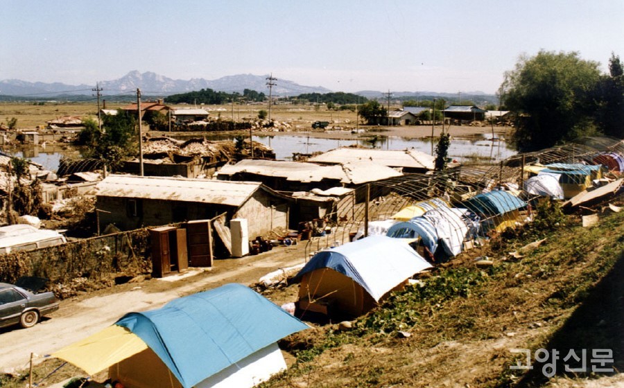 제방을 따라 수재민 천막이 늘어서있는 신평리 일대 모습.