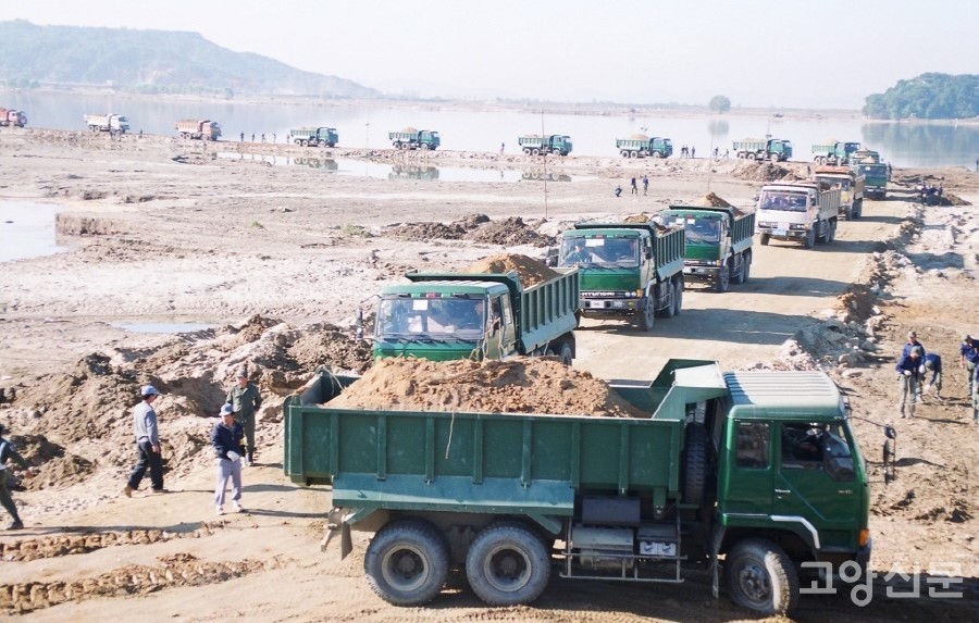 붕괴된 한강제방 복구작업은 민·관·군의 인력과 장비를 총동원해 작전을 전개하듯 진행됐다. 