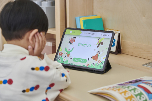 고양시 한 초등학교 5학년 담임교사이자 전교조 고양유초등지회장 신웅식 교사는 "이 제도가 도입되면 초등학생들도 학교와 방과 후 숙제 등을 위해 하루 10시간가량 모니터를 봐야 한다"라며 AI디지털교과서 도입을 반대했다.[사진 출처= 아이클릭아트]