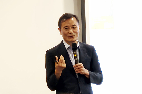 김혜성 사과나무의료재단 이사장은 “평소 건강하다고 생각하는 것 자체가 건강하게 오래 살 수 있는 원동력”이라며 “건강의 시작은 ‘입속 세균관리’이고 건강의 기본은 ‘장내 세균관리’임을 명심하고 청결하게 입속을 관리하면서 입속 유해균은 물론 장내 세균도 없애주는 프로바이오틱스를 김치나 과일과 함께 많이 섭취해야 한다”고 강조했다.[사진제공 = 사과나무치과병원]