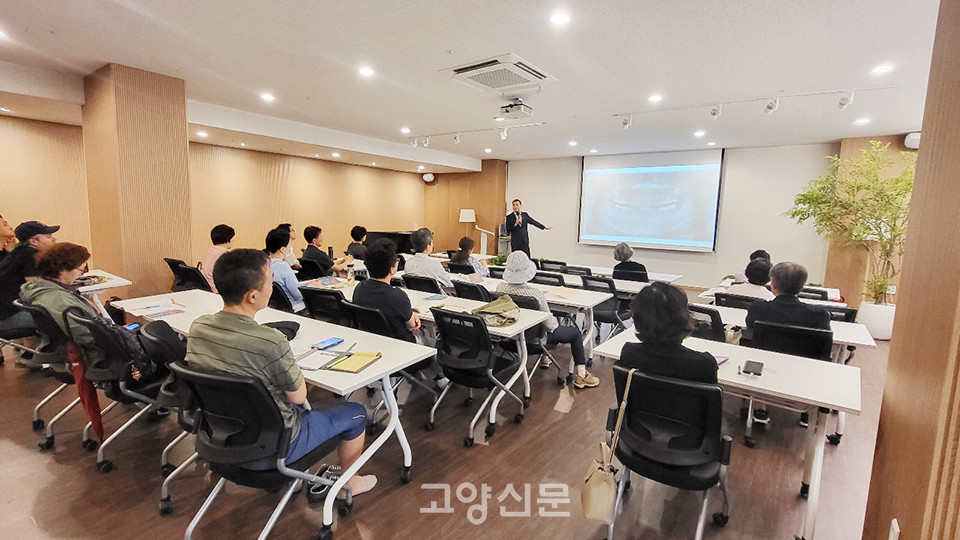 경기도평생교육진흥원의 경기 베이비부머 행복캠퍼스 김혜성의 ‘건강 리부팅’ 강연 모습 [사진제공 = 사회적협동조합 평생학습 함성]